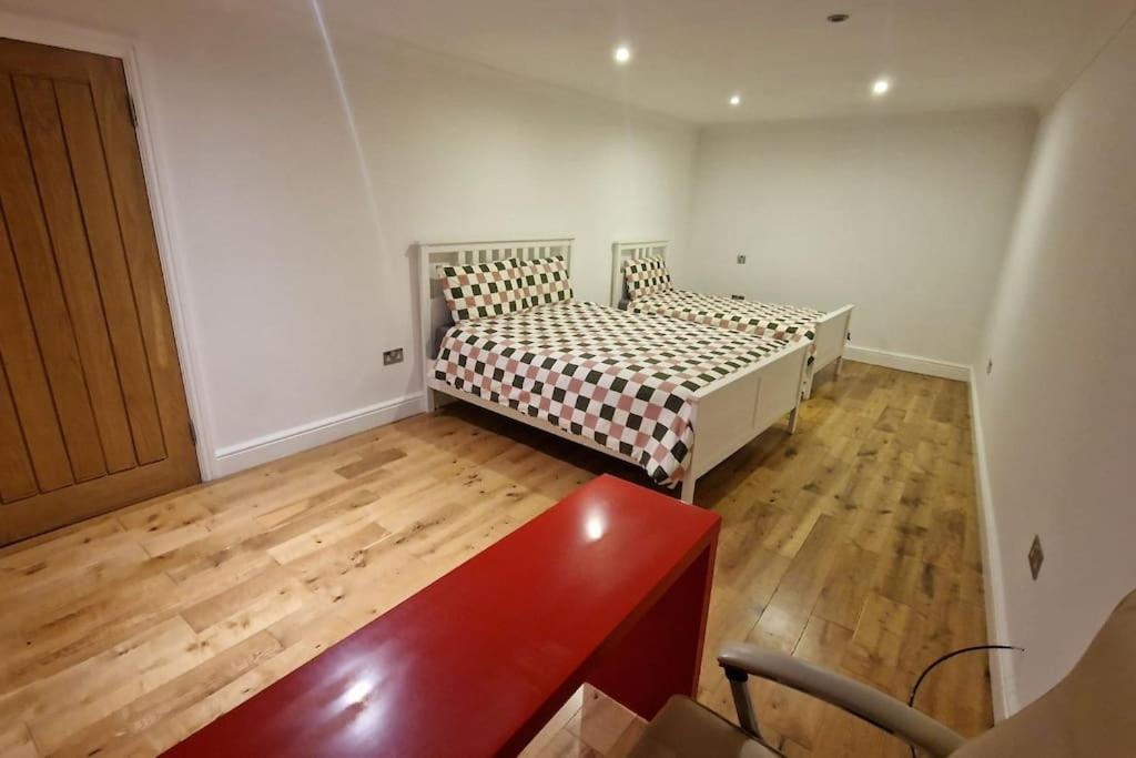 Large Annexe With Games Room Pool Table Ping Pong Air Hockey Movie Projector Γουίνσδορ Εξωτερικό φωτογραφία