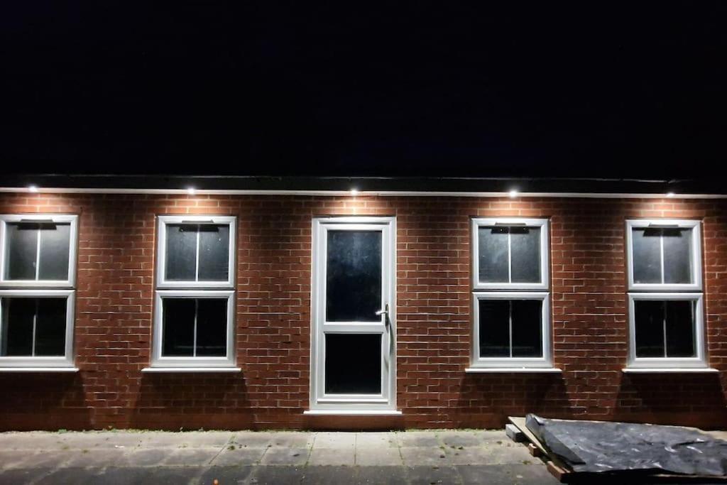 Large Annexe With Games Room Pool Table Ping Pong Air Hockey Movie Projector Γουίνσδορ Εξωτερικό φωτογραφία