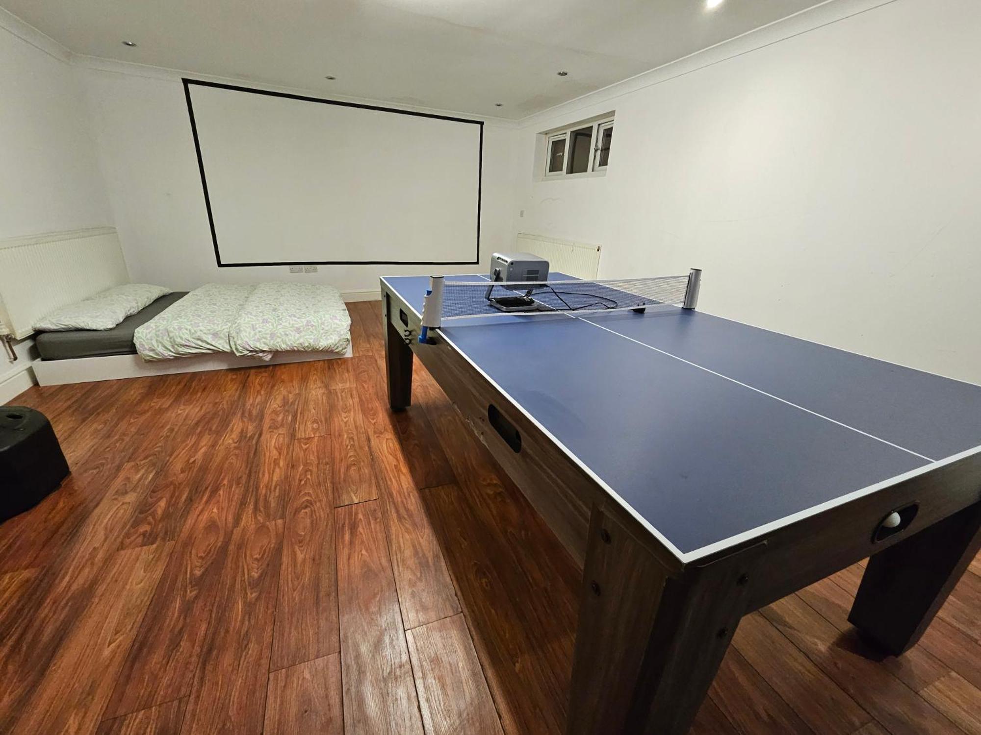 Large Annexe With Games Room Pool Table Ping Pong Air Hockey Movie Projector Γουίνσδορ Εξωτερικό φωτογραφία