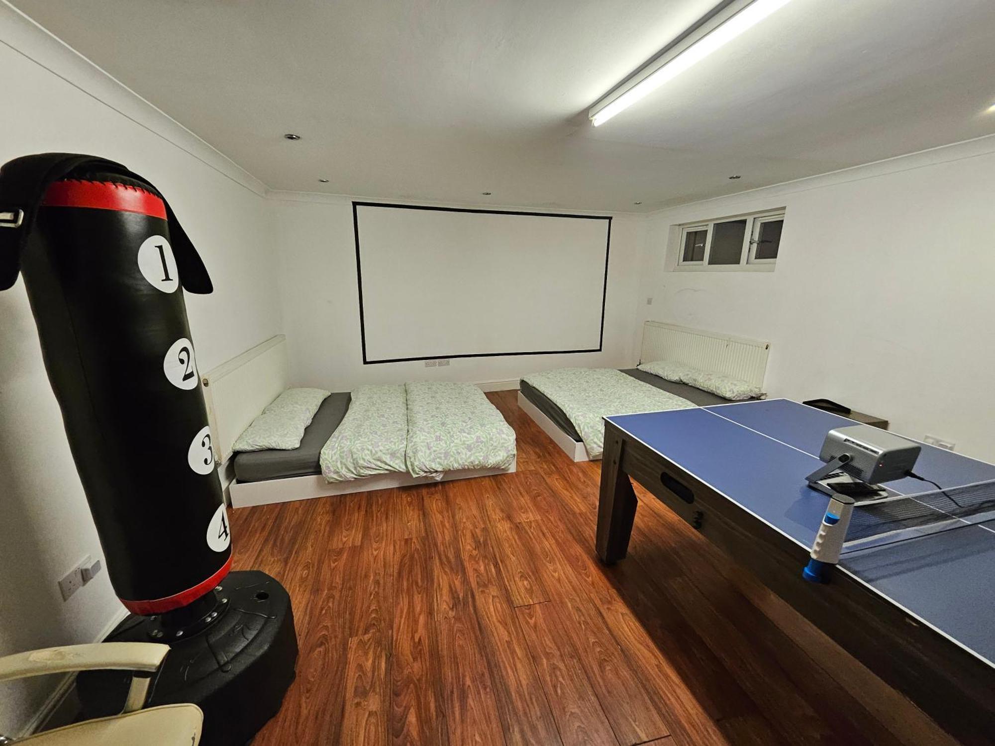 Large Annexe With Games Room Pool Table Ping Pong Air Hockey Movie Projector Γουίνσδορ Εξωτερικό φωτογραφία